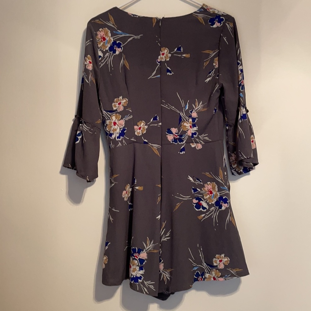 NWT Gray Floral Shorts Fall Romper - Picture 4 of 4